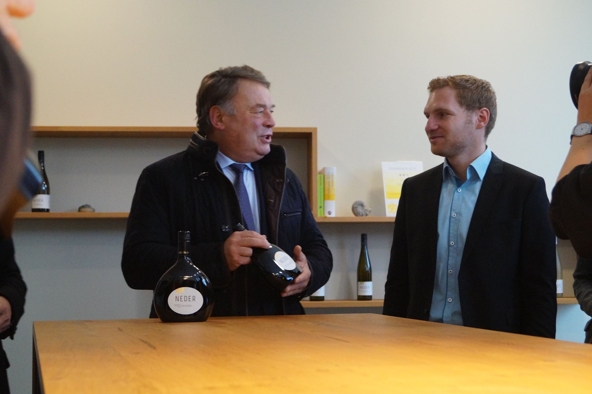 Landwirtschaftsminister Helmut Brunenr zu Besuch im Weingut Neder