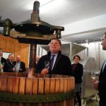 Landwirtschaftsminister Helmut Brunenr zu Besuch im Weingut Neder