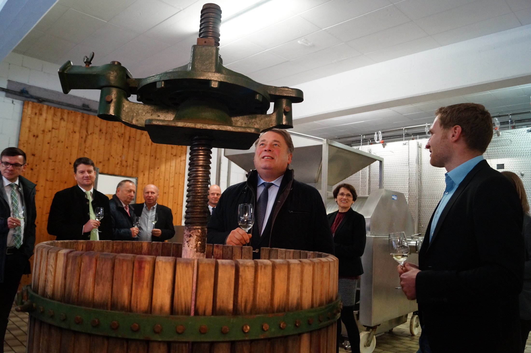Landwirtschaftsminister Helmut Brunenr zu Besuch im Weingut Neder